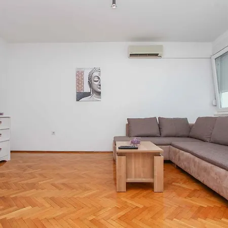 The West Coast בית הארחה