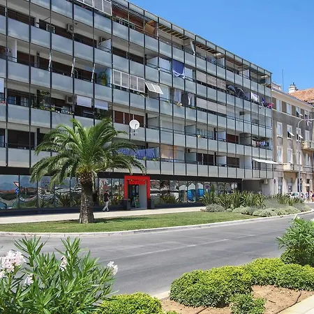 The West Coast Pensión Split